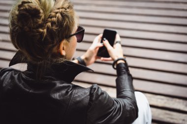 kadının elindeki cep telefonu ile