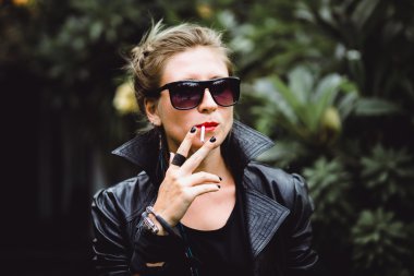 güzel bir kadın sigara içiyor.