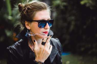 güzel bir kadın sigara içiyor.