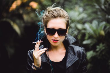 güzel bir kadın sigara içiyor.