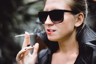 güzel bir kadın sigara içiyor.