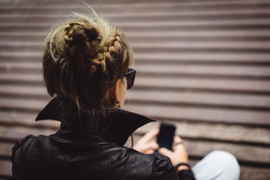 kadının elindeki cep telefonu ile