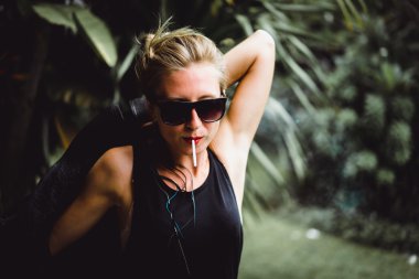 güzel bir kadın sigara içiyor.