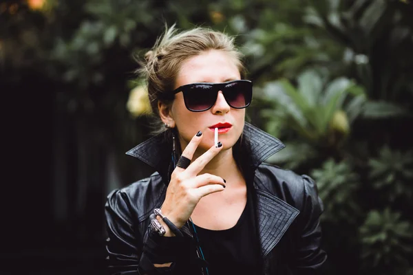 Mulher bonita fuma um cigarro . — Fotografia de Stock