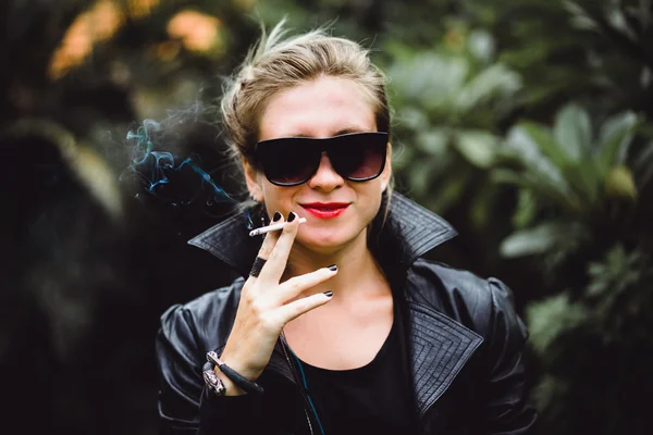 Mulher bonita fuma um cigarro . — Fotografia de Stock