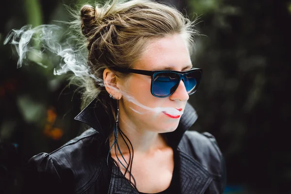 Krásná žena kouří cigaretu. — Stock fotografie