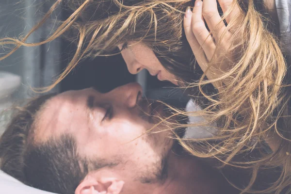 Casal apaixonado na cama — Fotografia de Stock