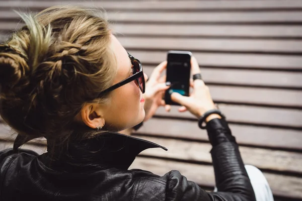 Žena s mobilním telefonem v ruce — Stock fotografie