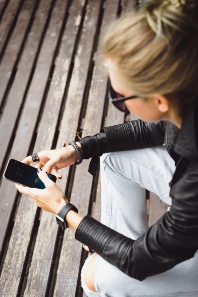 Woman with mobile phone in hand — Stock Photo, Image