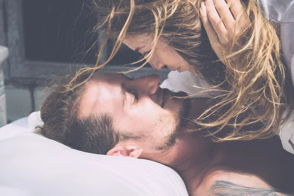 Couple in love in bed — Stock Photo, Image