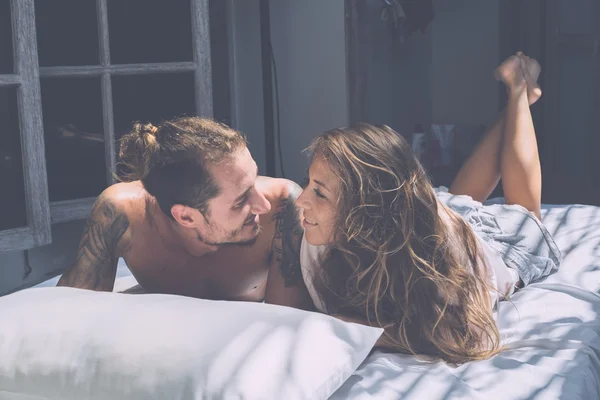 Casal apaixonado na cama — Fotografia de Stock