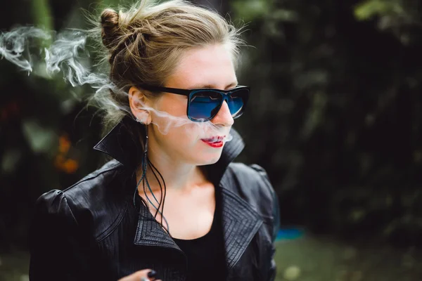 Красивая женщина курит сигарету . — стоковое фото