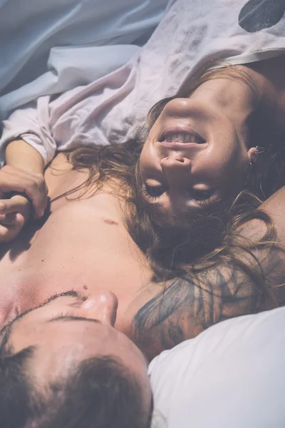 Couple amoureux au lit — Photo