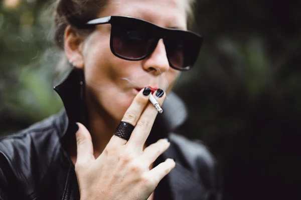 Bella donna fuma una sigaretta . — Foto Stock