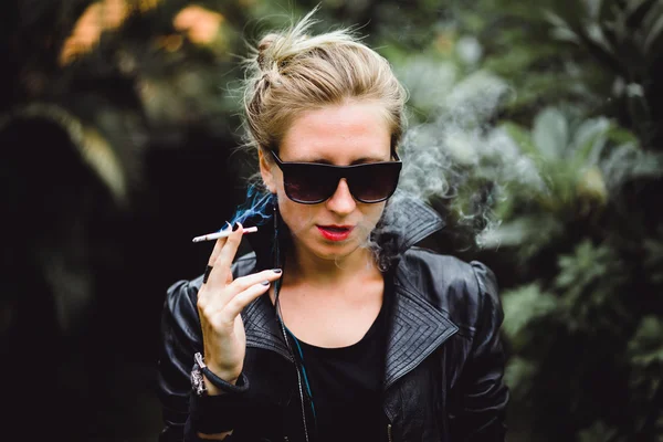 Красивая женщина курит сигарету . — стоковое фото