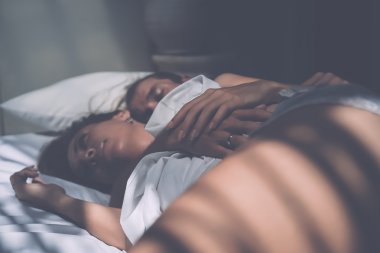 erkek ve kadın yatakta sabah 