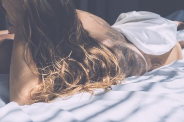 Baştan çıkarıcı esmer kız uyku