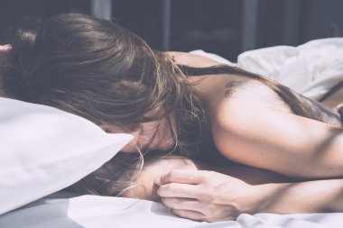 Baştan çıkarıcı esmer kız uyku