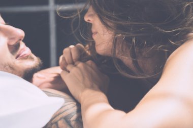 Yatakta erkek ve kadın yakın portresi 