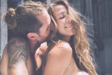 erkek ve kadın yatakta sabah 