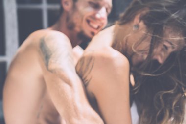 Çift yatakta sevişiyor.