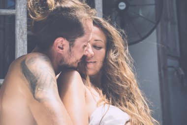 Çift yatakta sevişiyor.