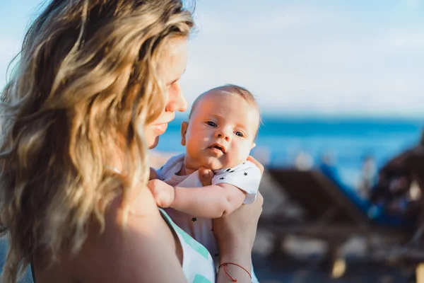 Mãe com seu bebê na praia — Fotografia de Stock