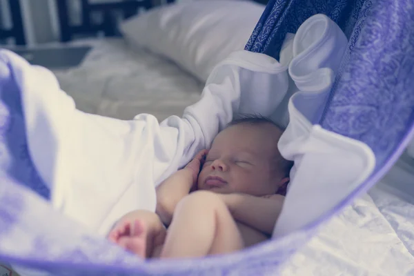 Νεογέννητο μωρό στον ύπνο γλυκά — Φωτογραφία Αρχείου