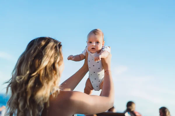 Madre con su bebé en la playa — Foto de Stock