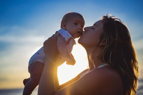 Mutter mit ihrem Baby am Strand — Stockfoto