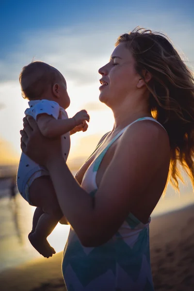 Mère avec son bébé sur la plage — Photo