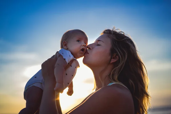 Mère avec son bébé sur la plage — Photo