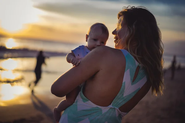 Mère avec son bébé sur la plage — Photo