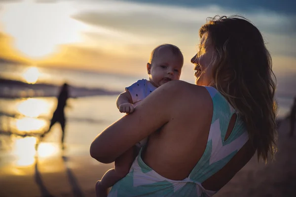 Mutter mit ihrem Baby am Strand — Stockfoto