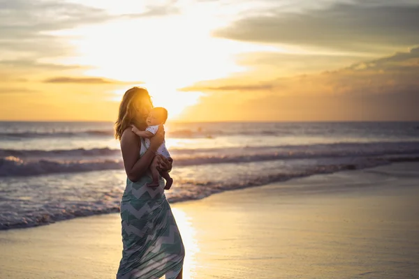 Mãe com seu bebê na praia — Fotografia de Stock