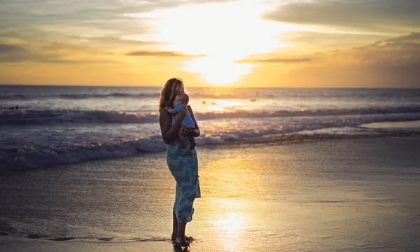 Madre con il suo bambino sulla spiaggia — Foto Stock