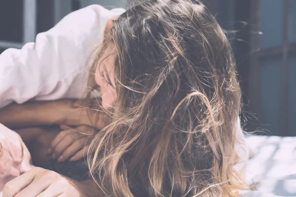 Casal apaixonado na cama — Fotografia de Stock