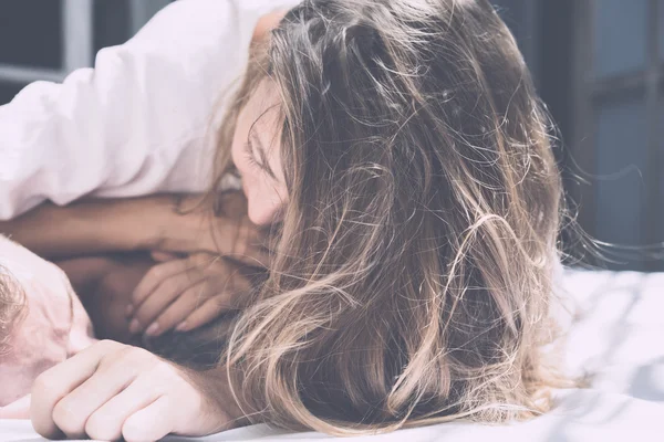 Paar in liefde in bed — Stockfoto