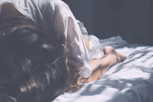 Frau im Morgenbett — Stockfoto