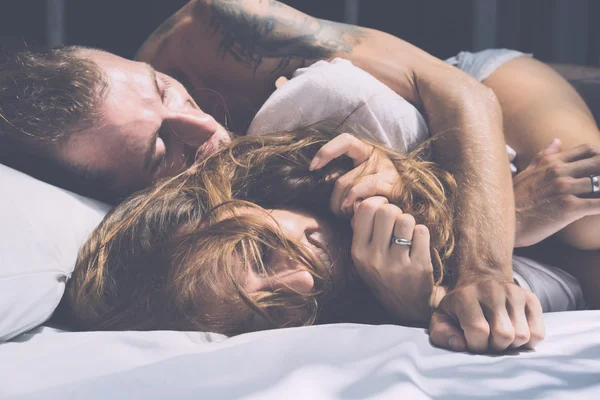 Casal apaixonado na cama — Fotografia de Stock