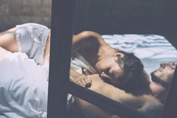 Casal apaixonado na cama — Fotografia de Stock