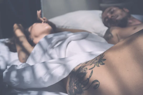 Uomo e donna al mattino a letto — Foto Stock