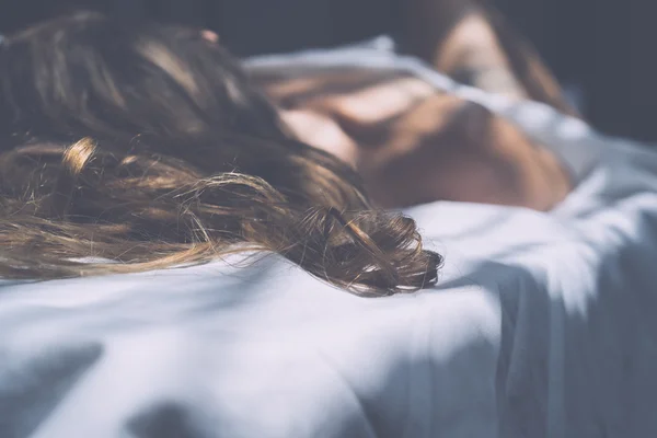 Verleidelijke brunette meisje slapen — Stockfoto