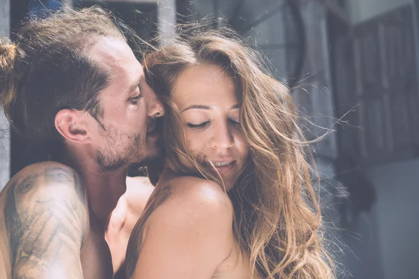 Hombre y mujer por la mañana en la cama —  Fotos de Stock