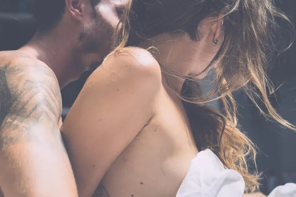 Hombre y mujer por la mañana en la cama — Foto de Stock