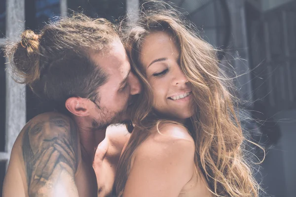 Homem e mulher de manhã na cama — Fotografia de Stock