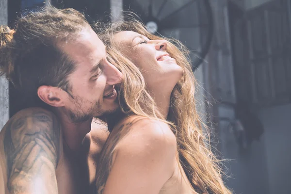 Casal fazendo amor na cama — Fotografia de Stock