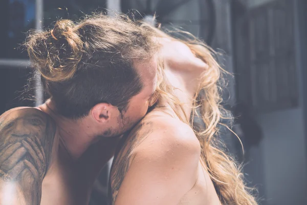 Casal fazendo amor na cama — Fotografia de Stock