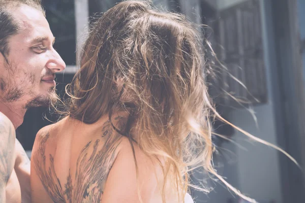 Casal fazendo amor na cama — Fotografia de Stock