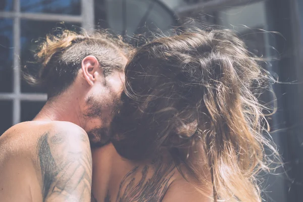 Casal fazendo amor na cama — Fotografia de Stock